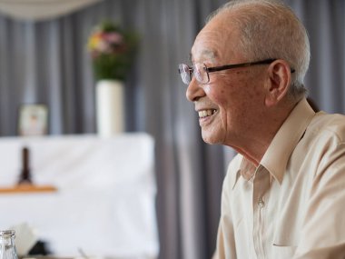 Bir aile etkinliğinde canlı canlı konuşan yaşlı bir adam.