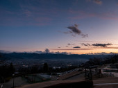 Výhled na město Koufu a okolní hory při západu slunce