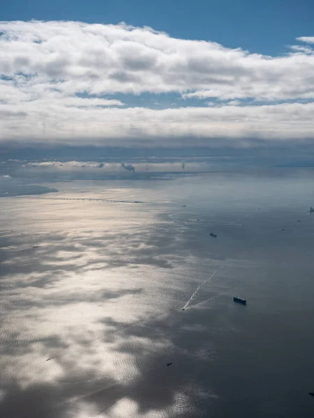 Una bella vista sul mare presa dall'alto nel cielo — Foto Stock