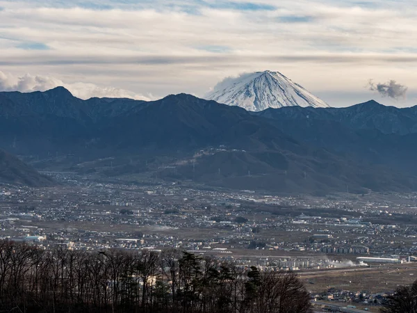 Zamiatanie widoki na małe japońskie miasteczko otoczone górami — Zdjęcie stockowe