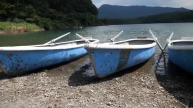 Japonya 'da Saiko Gölü' nün yanında eski tekneler dizilmişti..