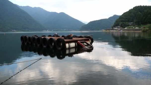 Плавуча платформа на мальовничому озері Кавагуті, одна з Mt. Фуджіс - п "ять озер у префектурі Яманасі.. — стокове відео