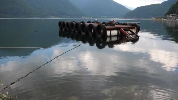 Eine schwimmende Plattform auf dem malerischen See Kawaguchi, einem der Mt. Fujis fünf Seen in der Präfektur Yamanashi. — Stockvideo