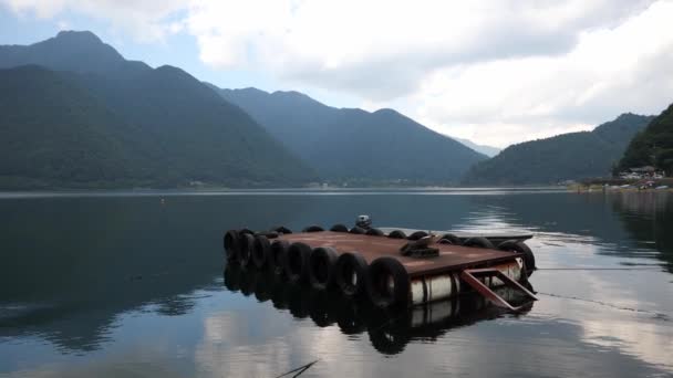 Плавуча платформа на мальовничому озері Кавагуті, одна з Mt. Фуджіс - п "ять озер у префектурі Яманасі.. — стокове відео