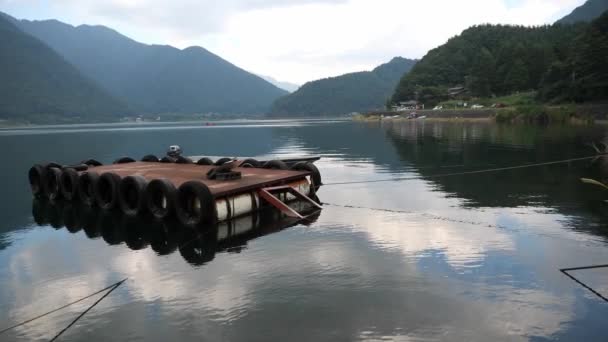 Eine schwimmende Plattform auf dem malerischen See Kawaguchi, einem der Mt. Fujis fünf Seen in der Präfektur Yamanashi. — Stockvideo