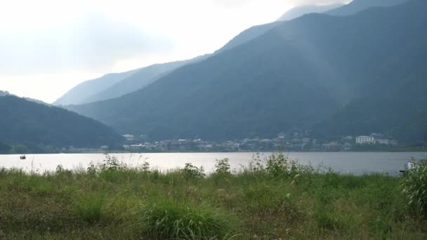 Krásná scenérie kolem jezera Kawaguchiko a Mt. Fuji v prefektuře Yamanashi, Japonsko. — Stock video