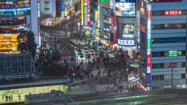 Shibuya, Japonya - 7.2.20: Shibuya gece yüksek bir noktadan geçiyor