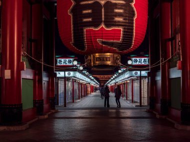 Tokyo, Japonya - 24.2.20: Sensoji girişi, Asakusa 'da gece çekildi