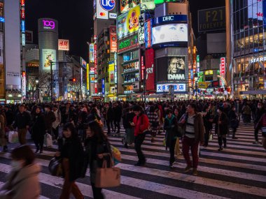 Shibuya, Japonya - 7.2.20: Shibuyas 'tan geçen büyük bir kalabalık