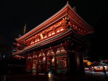 Tokyo, Japonya - 24.2.20: Akşamları Sensoji, çok az ziyaretçiyle