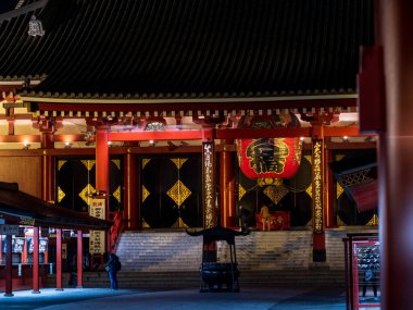 Tokyo, Japonya - 24.2.20: Akşamları Sensoji, çok az ziyaretçiyle