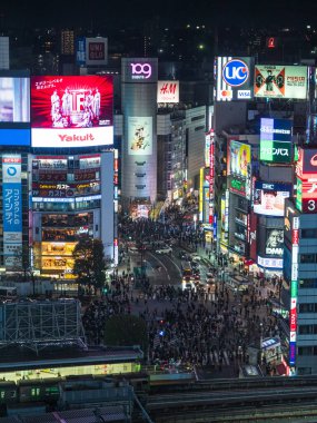 Shibuya, Japonya - 7.2.20: Shibuya gece yüksek bir noktadan geçiyor