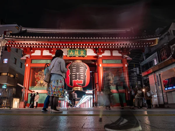 Tokio, Japan - 24.2.20: Der Eingang zu Sensoji, aufgenommen bei Nacht in Asakusa — Stockfoto