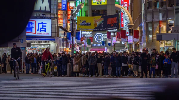 Shibuya, Japan - 7.2.20: Large crowds of people waiting to cross Shibuyas scramble crossing — Stock Photo, Image