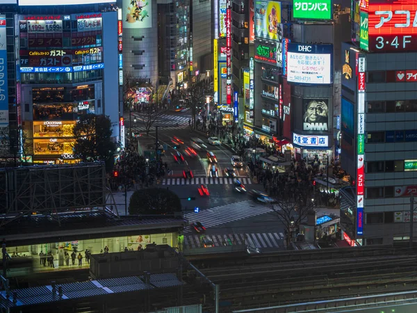 Shibuya, Japan - 7.2.20: Shibuya-Überfahrt von einem hohen Aussichtspunkt in der Nacht — Stockfoto