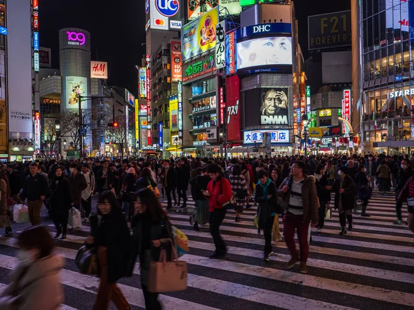 Shibuya, Japan - 7.2.20: Große Menschenmengen überqueren Shibuyas berühmte Kreuzung — Stockfoto