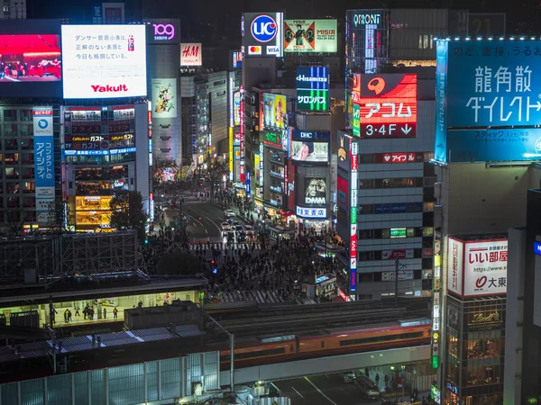 Shibuya, Japan - 7.2.20: Shibuya-Überfahrt von einem hohen Aussichtspunkt in der Nacht — Stockfoto