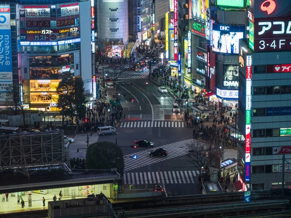 Shibuya, Japão - 7.2.20: Shibuya atravessando de um ponto de vista elevado à noite — Fotografia de Stock