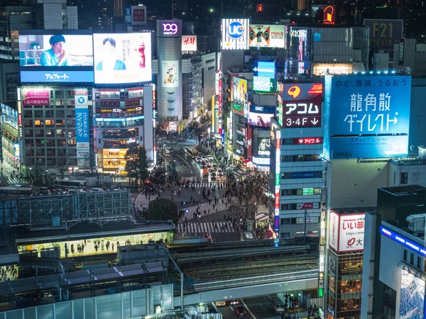 Shibuya, Japonya - 7.2.20: Shibuya gece yüksek bir noktadan geçiyor