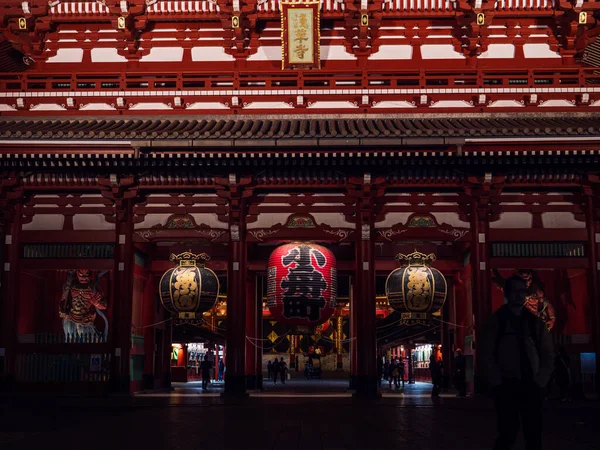 Tokyo, Japonya - 24.2.20: Akşamları Sensoji, çok az ziyaretçiyle — Stok fotoğraf