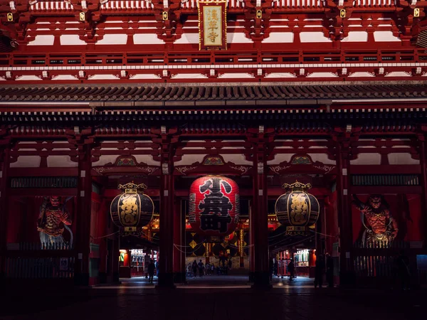 Tóquio, Japão - 24.2.20: Sensoji à noite, com muito poucos visitantes presentes — Fotografia de Stock