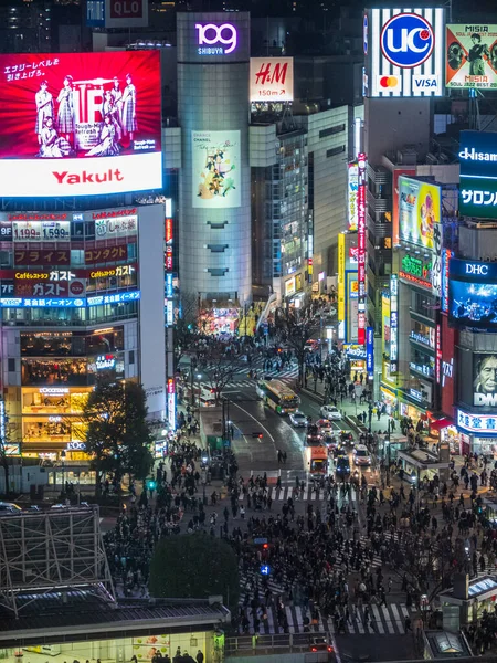 Shibuya, Japan - 7.2.20: Shibuya-Überfahrt von einem hohen Aussichtspunkt in der Nacht — Stockfoto