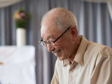 Bir aile etkinliğinde canlı canlı konuşan yaşlı bir adam.