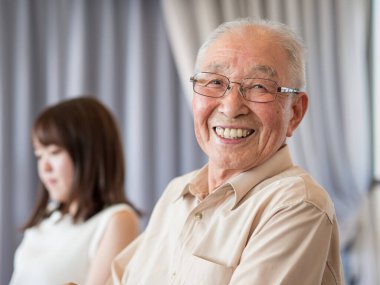 Bir aile etkinliğinde canlı canlı konuşan yaşlı bir adam.