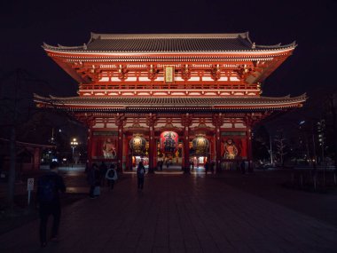 Tokyo, Japonya - 24.2.20: Akşamları Sensoji, çok az ziyaretçiyle