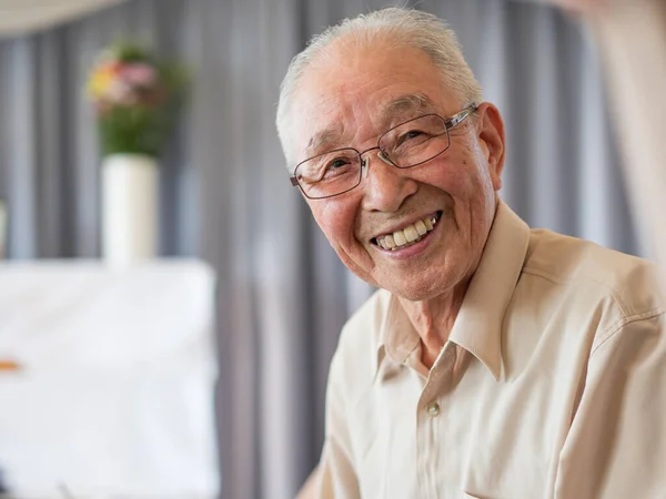 Bir aile etkinliğinde canlı canlı konuşan yaşlı bir adam.