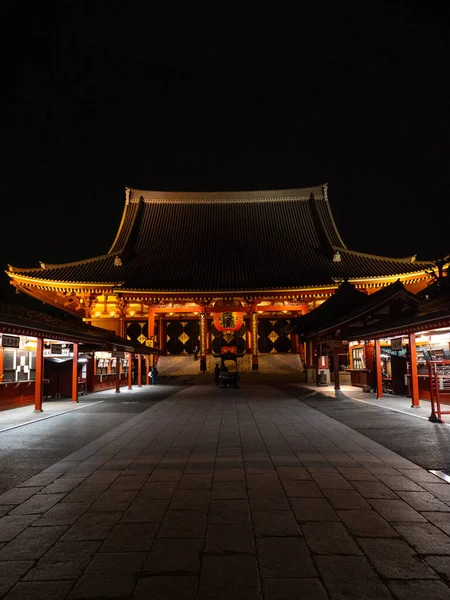 Tokio, Japonia - 24.2.20: Sensoji wieczorem, z nielicznymi gośćmi — Zdjęcie stockowe