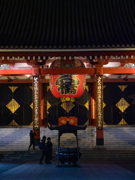 Tokio, Japan - 24.2.20: Sensoji in de avond, met zeer weinig bezoekers aanwezig — Stockfoto