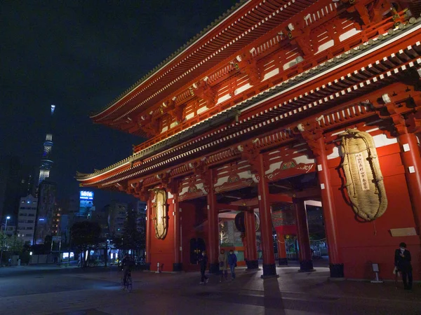 Tokio, Japan - 24.2.20: Sensoji in de avond, met de skytree op de achtergrond — Stockfoto