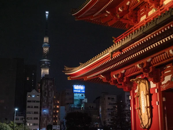 일본, 도쿄 - 24.2.20: 저녁에 센소지, 뒤에 보이는 것은 스카이 트리 — 스톡 사진