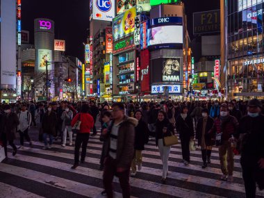 Shibuya, Japonya - 7.2.20: Shibuyas 'tan geçen büyük bir kalabalık