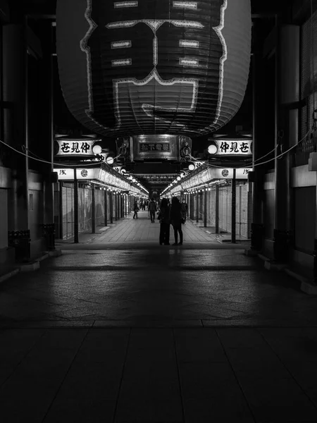 Tokio, Japonia - 24.2.20: Wejście do Sensoji, zrobione nocą w Asakusa — Zdjęcie stockowe