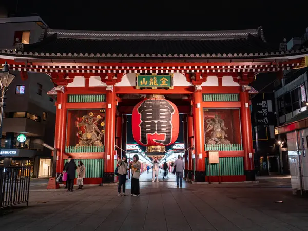 Tokyo, Japonya - 24.2.20: Sensoji girişi, Asakusa 'da gece çekildi