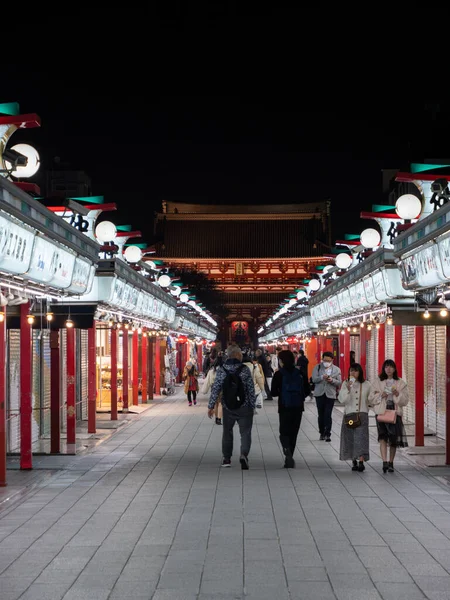 Tokio, Japan - 24.2.20: Der Weg nach Sensoji in Asakusa, bei Nacht. — Stockfoto