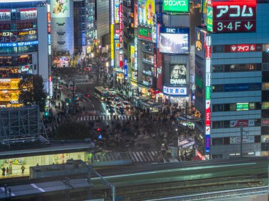 Shibuya, Japonya - 7.2.20: Shibuya gece yüksek bir noktadan geçiyor