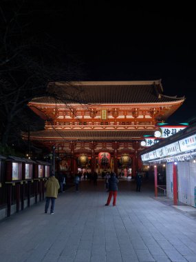 Tokyo, Japonya - 24.2.20: Akşamları Sensoji, çok az ziyaretçiyle