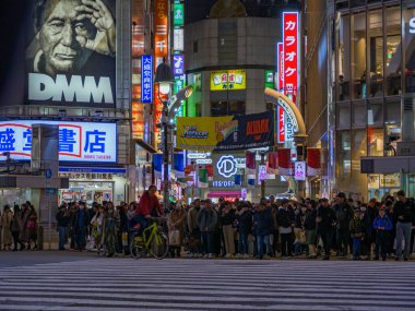 Shibuya, Japonya - 7.2.20: Shibuyas geçidini geçmek için bekleyen büyük bir kalabalık