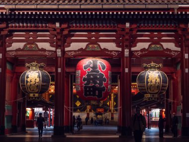 Tokyo, Japonya - 24.2.20: Akşamları Sensoji, çok az ziyaretçiyle