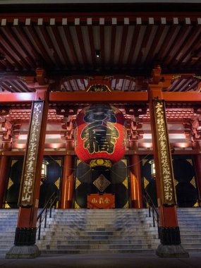 Tokyo, Japonya - 24.2.20: Akşamları Sensoji, çok az ziyaretçiyle