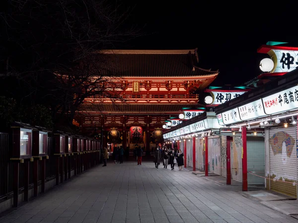 Tokio, Japan - 24.2.20: Sensoji in de avond, met zeer weinig bezoekers aanwezig — Stockfoto