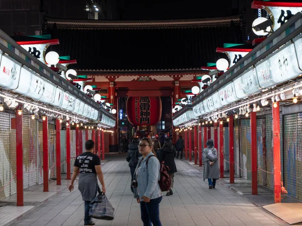Tokio, Japan - 24.2.20: Het pad dat 's nachts naar Sensoji in Asakusa leidt. — Stockfoto