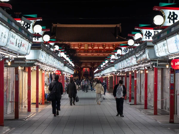 Tokyo, Japon - 24.2.20 : Le chemin menant à Sensoji à Asakusa, la nuit. — Photo