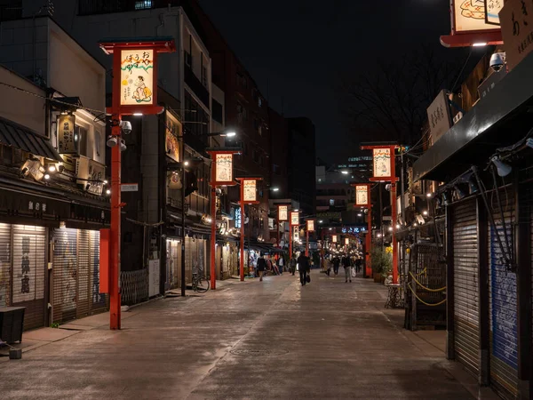 Tokio, Japan - 24.2.20: Asakusa in der Nacht, nur sehr wenige Menschen in der Nähe — Stockfoto
