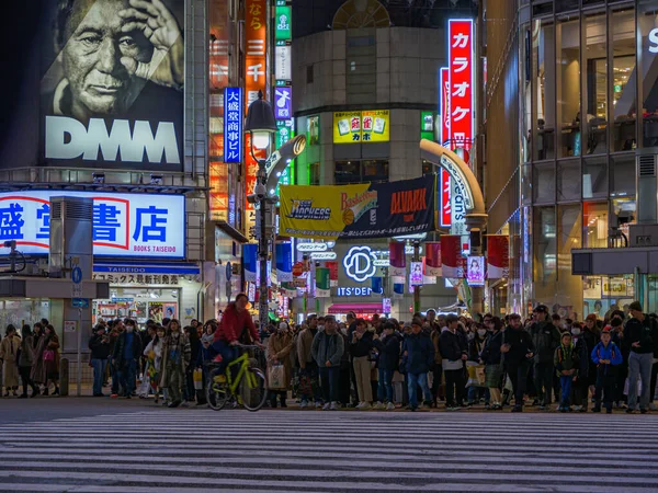 Shibuya, Japan - 7.2.20: Große Menschenmassen warten darauf, Shibuyas zu überqueren — Stockfoto
