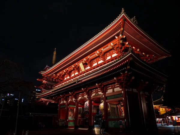 Tokio, Japan - 24.2.20: Sensoji in de avond, met zeer weinig bezoekers aanwezig — Stockfoto