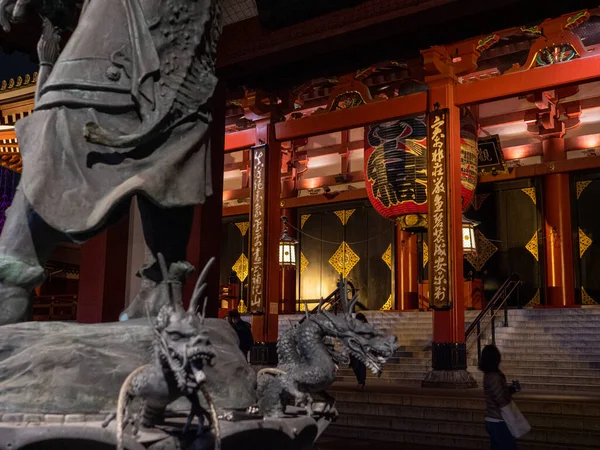 Tokio, Japan - 24.2.20: Sensoji in de avond, met zeer weinig bezoekers aanwezig — Stockfoto